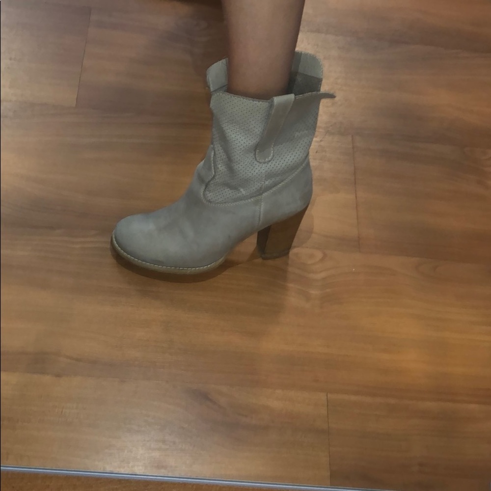 Boots - Picture 4 of 4